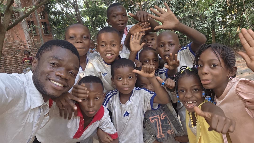 Visite des élèves du Complexe Scolaire MEKA sur le site de reboisement de FAJALOBI